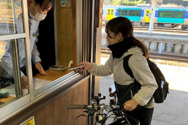 降車駅で事前に登録しておいた「利用登録証」を見せる